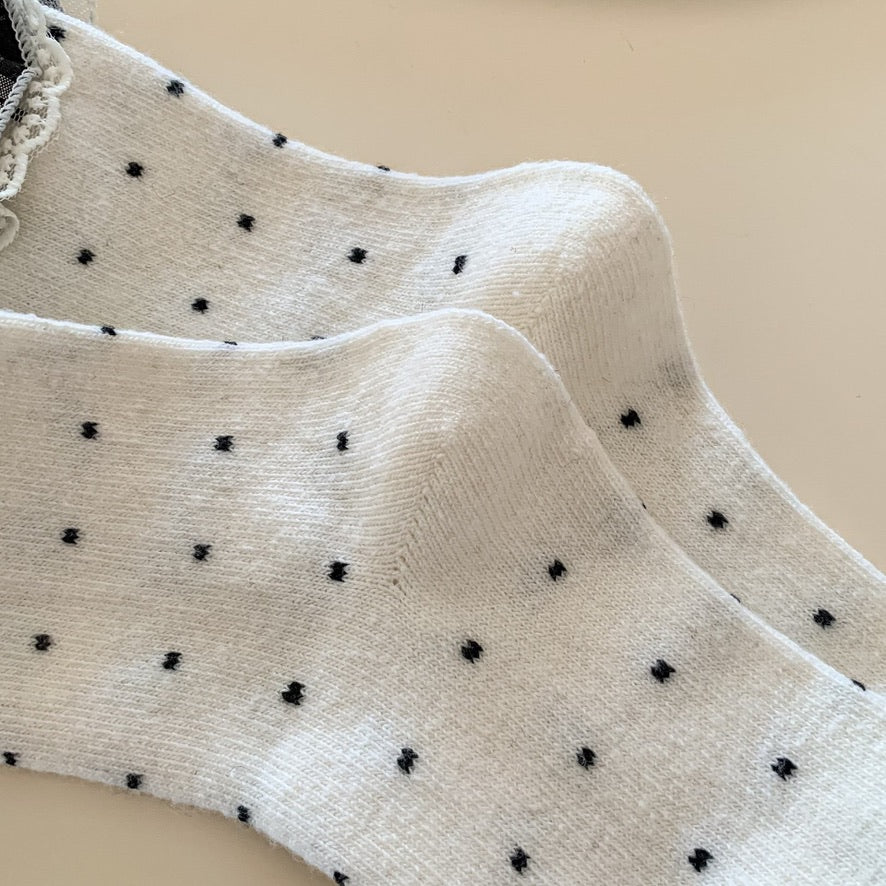 Cozy Dotted Lace Ruffle Socks